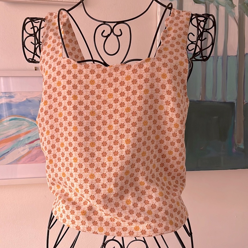 Vintage look cropped tank with scalloped neckline. Great condition, size M .